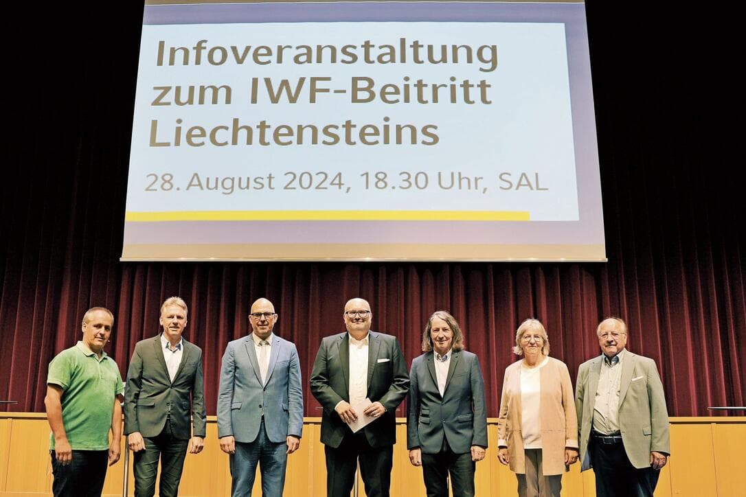 Peter Beck moderiert die Diskussionveranstaltung zum IWF Beitritt LIechgtenstein zusammen mit Vertreterinnen und Vertretern der Pro- und Kontra-Seite